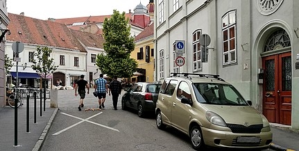 Ötször már tönkrement, így hatodszorra is felszerelik a Jókai térre az útelzárókat Ötször már tönkrement, így hatodszorra is felszerelik a Jókai térre az útelzárókat