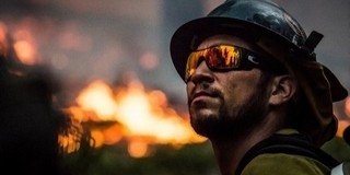 Lángok csaptak fel egy komlói lakásban, egy ember megsérült Lángok csaptak fel egy komlói lakásban, egy ember megsérült