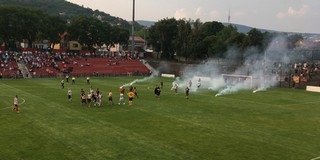 Óriási balhé a PMFC meccsén, megkergették a sporit, a döntetlennel oda lehet a bajnoki cím Óriási balhé a PMFC meccsén, megkergették a sporit, a döntetlennel oda lehet a bajnoki cím