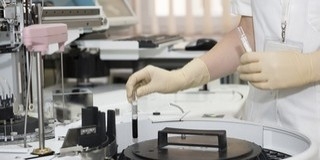 Korszerű eszközökkel végezhetnek vizsgálatokat a mikrobiológiai laborban Korszerű eszközökkel végezhetnek vizsgálatokat a mikrobiológiai laborban