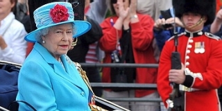 Megünnepelték a brit uralkodó születésnapját Megünnepelték a brit uralkodó születésnapját