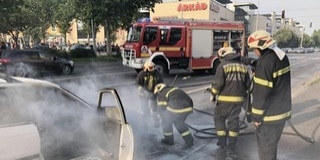 Szolgálatba menet oltott egy lángoló gépkocsit Otártics Roland a Nagy Lajos király útján Szolgálatba menet oltott egy lángoló gépkocsit Otártics Roland a Nagy Lajos király útján