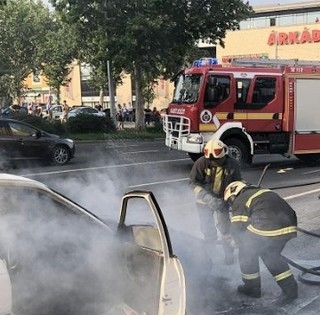 Szolgálatba menet oltott egy lángoló gépkocsit Otártics Roland a Nagy Lajos király útján Szolgálatba menet oltott egy lángoló gépkocsit Otártics Roland a Nagy Lajos király útján