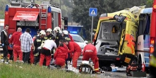 Mentő és autóbusz ütközött, ketten meghaltak Mentő és autóbusz ütközött, ketten meghaltak