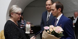 Hidas Lászlóné, kesztyűkészítő mester vehette át az idei Zsolnay Vilmos-díjat Hidas Lászlóné, kesztyűkészítő mester vehette át az idei Zsolnay Vilmos-díjat