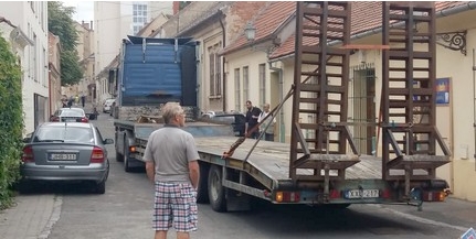 Beköszönt a Csinosba egy méretes járműszerelvény a Váradi Antal utcában Beköszönt a Csinosba egy méretes járműszerelvény a Váradi Antal utcában