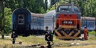 Vonattal ütközött egy autó, meghalt a sofőr