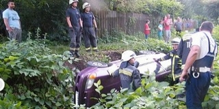 Patakmederben kötött ki vasárnap egy autó Komlón Patakmederben kötött ki vasárnap egy autó Komlón