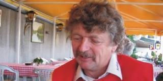 Tíz éve ment el a mókamester, a Rizikó Tours és a tamagocsitemető kitalálója, Pazaurek Dezső Tíz éve ment el a mókamester, a Rizikó Tours és a tamagocsitemető kitalálója, Pazaurek Dezső