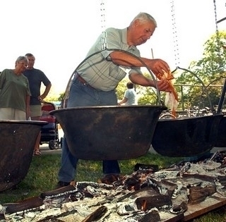 Most is messzire szállhat az illata - akár 1500-an is főzhetnek halászlevet Mohácson Most is messzire szállhat az illata - akár 1500-an is főzhetnek halászlevet Mohácson