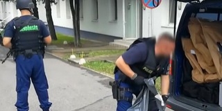 Nem aprózta el: hetven kilogramm fűvel bukott le egy csempész Drávaszabolcson - Videó! Nem aprózta el: hetven kilogramm fűvel bukott le egy csempész Drávaszabolcson - Videó!