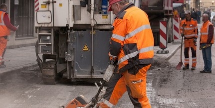 Szombattól feltúrják az Ifjúság és az Alkotmány utcát, helyrebillentik az aknafedlapokat Szombattól feltúrják az Ifjúság és az Alkotmány utcát, helyrebillentik az aknafedlapokat