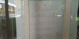 Hát ez durva: kockás alsónadrágos férfi járja Kertvárost, és a falra kenegeti az ürülékét