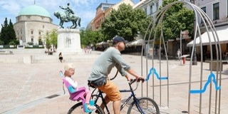 A Széchenyi téren, az Uránbányász téren és a Csontváry utcában találunk permetkapukat