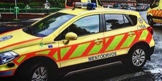 Műszempillái eltávolításához kérte a mentők azonnali segítségét egy zokogó nő Műszempillái eltávolításához kérte a mentők azonnali segítségét egy zokogó nő