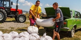 Összeöntötték a Kárpát-medencei gazdák által gyűjtött búzát Összeöntötték a Kárpát-medencei gazdák által gyűjtött búzát