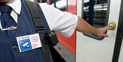 Megelőznék a bántalmazást: a pécsi vonatokon is biztonsági őrökkel védik a jegyvizsgálókat Megelőznék a bántalmazást: a pécsi vonatokon is biztonsági őrökkel védik a jegyvizsgálókat