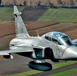 A honvédség egyik Gripen vadászgépe húzott át a pogányi reptér felett - Videó! A honvédség egyik Gripen vadászgépe húzott át a pogányi reptér felett - Videó!