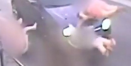 Elképesztő: négy embert, köztük két gyereket ütött el a zebrán egy ámokfutó - Videó!