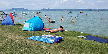 Ötvös Csöpi csettintene: a víz kiváló, a strandok rendben vannak, rengeteg a vendég a Balatonnál Ötvös Csöpi csettintene: a víz kiváló, a strandok rendben vannak, rengeteg a vendég a Balatonnál