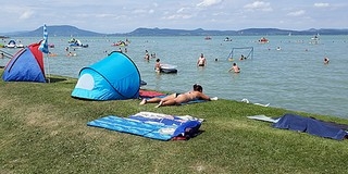 Ötvös Csöpi csettintene: a víz kiváló, a strandok rendben vannak, rengeteg a vendég a Balatonnál Ötvös Csöpi csettintene: a víz kiváló, a strandok rendben vannak, rengeteg a vendég a Balatonnál