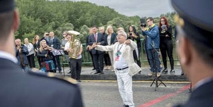 Rendhagyó koncertet adtak magyar és horvát rendőrök a határon átívelő híd közepén Rendhagyó koncertet adtak magyar és horvát rendőrök a határon átívelő híd közepén