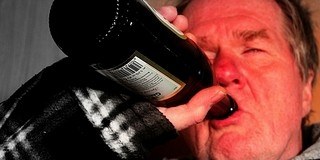 A dohánybolt lett az új kocsma, ahol minden kapható: cigi, alkohol és kaparós sorsjegy