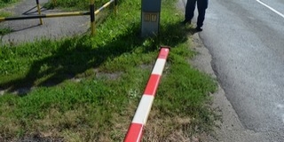 Letörte a sorompót, aztán jól elhajtott Letörte a sorompót, aztán jól elhajtott