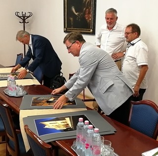 Pécsi klinikák gazdagodtak a Mánfai György által felajánlott művészi fotókkal Pécsi klinikák gazdagodtak a Mánfai György által felajánlott művészi fotókkal