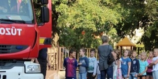 Szirénáktól volt hangos az általános iskola udvara Szirénáktól volt hangos az általános iskola udvara