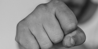 Felfüggesztett börtönre ítélték az egyetemi napokon verekedő biztonsági őrt Felfüggesztett börtönre ítélték az egyetemi napokon verekedő biztonsági őrt