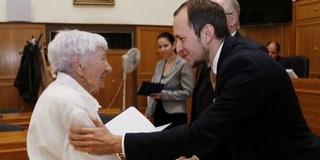 Díszdiplomás pedagógusokat köszöntöttek kedden a pécsi városházán Díszdiplomás pedagógusokat köszöntöttek kedden a pécsi városházán