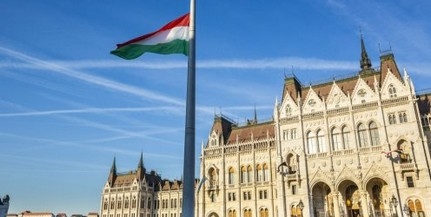 Felvonták, majd félárbócra engedték a nemzeti lobogót Felvonták, majd félárbócra engedték a nemzeti lobogót