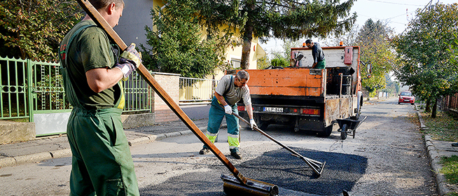 Gyakorlatilag minden pécsi városrészben kátyúznak ősszel - Rá is fér az utakra Gyakorlatilag minden pécsi városrészben kátyúznak ősszel - Rá is fér az utakra
