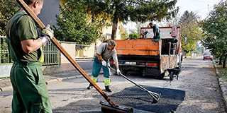 Gyakorlatilag minden pécsi városrészben kátyúznak ősszel - Rá is fér az utakra