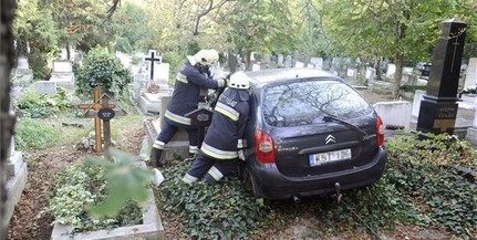 A sírok közé hajtott egy autó a Farkasréti temetőben A sírok közé hajtott egy autó a Farkasréti temetőben