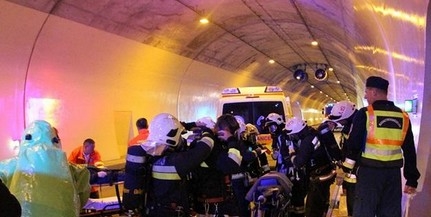 Veszélyes anyag szivárgott az M6-os alagútban, űrruhában mentettek a tűzoltók Veszélyes anyag szivárgott az M6-os alagútban, űrruhában mentettek a tűzoltók