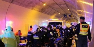 Veszélyes anyag szivárgott az M6-os alagútban, űrruhában mentettek a tűzoltók Veszélyes anyag szivárgott az M6-os alagútban, űrruhában mentettek a tűzoltók