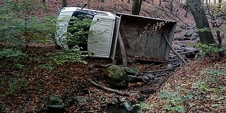 Ez meg hogy kerülhetett oda? Felborult teherautót fotóztak az égervölgyi erdőben