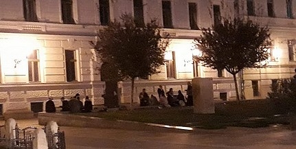 Szabadtéri kocsma lett a Kossuth térből, a rendőrök is többször közbeléptek Szabadtéri kocsma lett a Kossuth térből, a rendőrök is többször közbeléptek