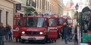 Tűzoltók lepték el a Király utcát és a Pécsi Nemzeti Színház környékét Tűzoltók lepték el a Király utcát és a Pécsi Nemzeti Színház környékét