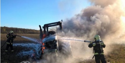 Kidöntött villanyoszlop miatt égett ki a traktor - Videó!