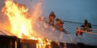 Kigyulladt egy épület Pécsett, meghalt egy ember