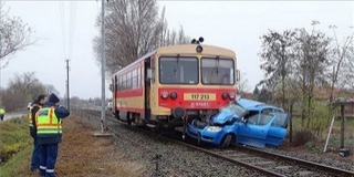 Vonattal ütközött egy autó, meghalt a sofőr Vonattal ütközött egy autó, meghalt a sofőr