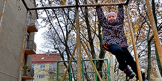 Elbontják az összes veszélyes játékot a pécsi tömbházak tövéből, fejlesztések jönnek Elbontják az összes veszélyes játékot a pécsi tömbházak tövéből, fejlesztések jönnek
