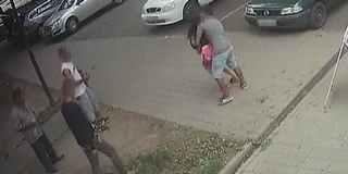Megpróbálta elrabolni Pécsről volt barátnőjét egy férfi, jöttek a rokonok is - Videó! Megpróbálta elrabolni Pécsről volt barátnőjét egy férfi, jöttek a rokonok is - Videó!