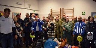 Meglepték a gyermekotthon lakóit - A navosok és a rendőrök is csatlakoztak Meglepték a gyermekotthon lakóit - A navosok és a rendőrök is csatlakoztak