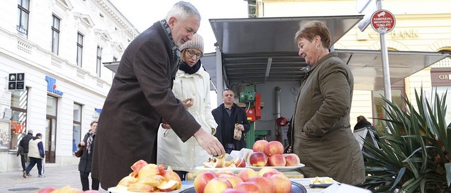 Kedvezményes áron kínálják kiváló portékájukat az almatermelők a Kossuth téren Kedvezményes áron kínálják kiváló portékájukat az almatermelők a Kossuth téren