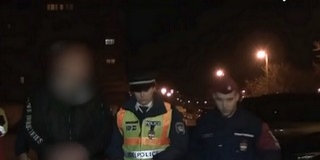 Nem vett jegyet, rátámadt a parkolóőrökre egy férfi, többször rájuk is lőtt Nem vett jegyet, rátámadt a parkolóőrökre egy férfi, többször rájuk is lőtt