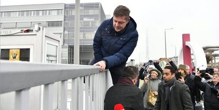 Tóth Bertelan is demonstrál, valamint kerítést mászik